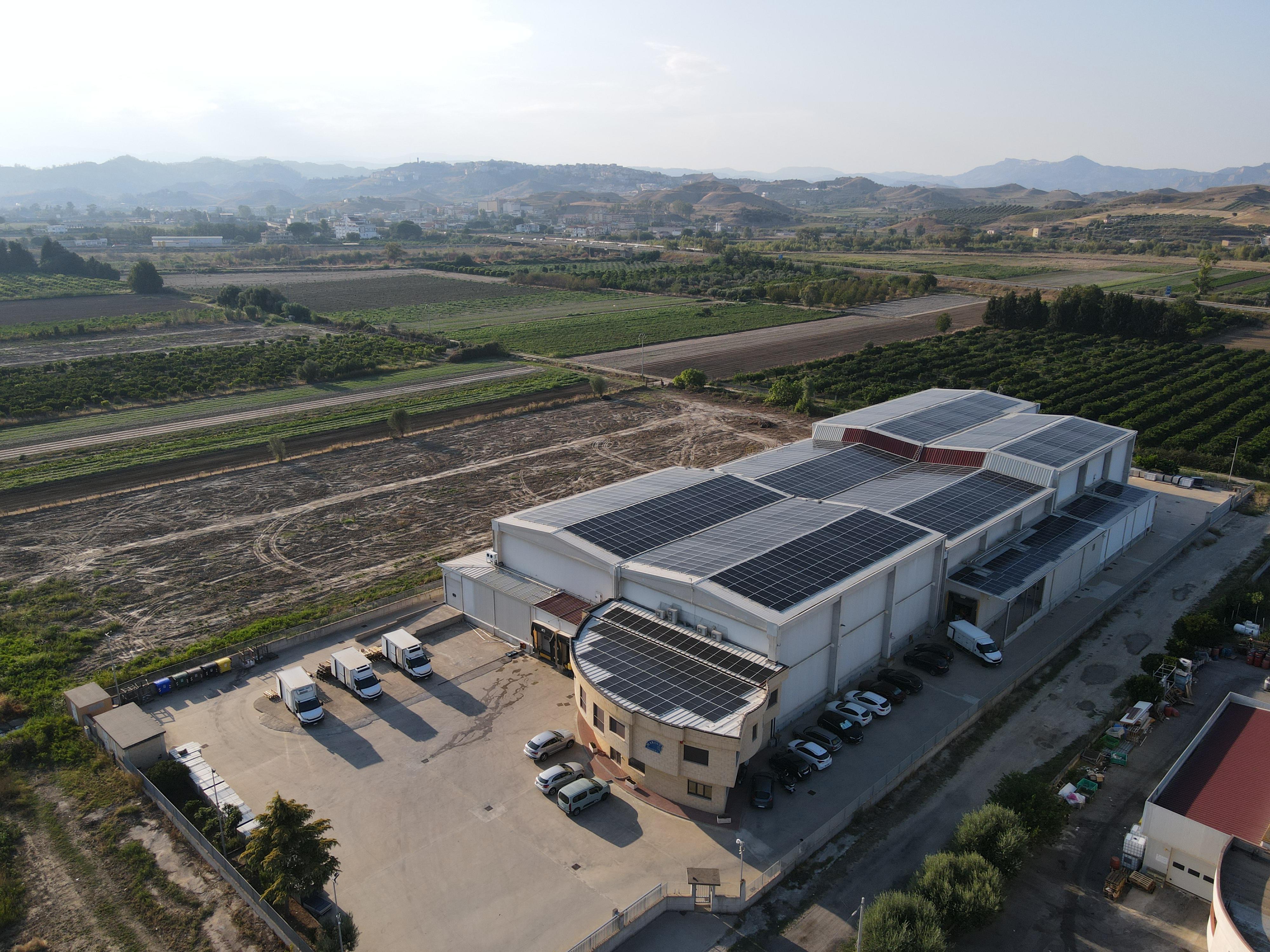Impianto fotovoltaico industriale - Vista aerea di complesso produttivo