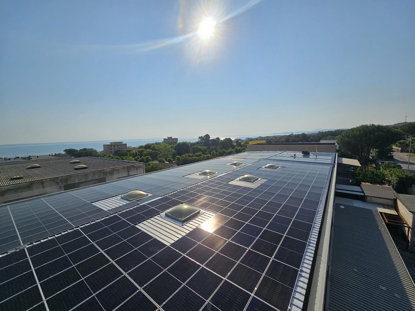 Impianto fotovoltaico aziendale con vista mare